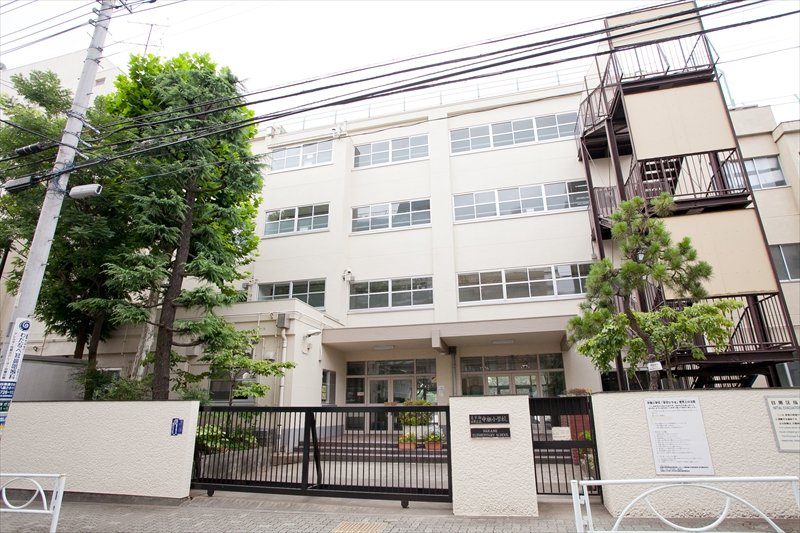 小学校　目黒区立中根小学校（小学校）まで818m