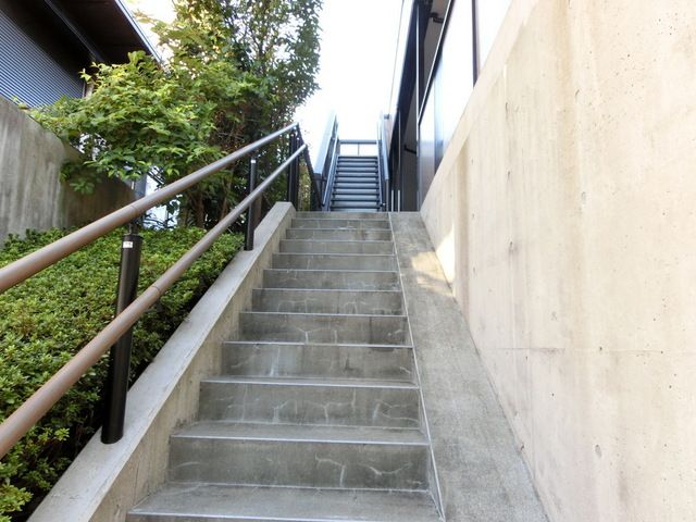 エントランス　★建物が高台になっているので階段があります★