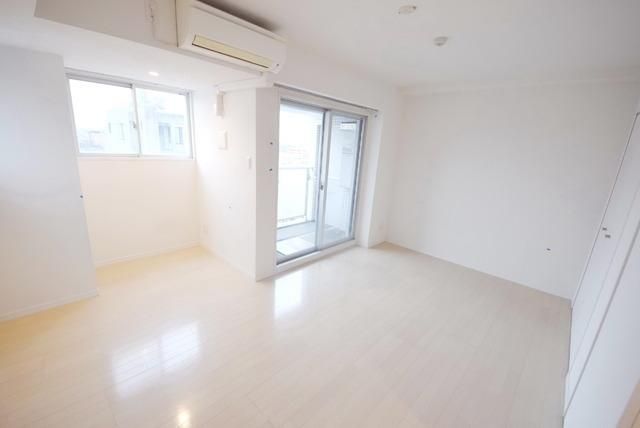 居室・リビング　★広めの洋室9.9帖です★