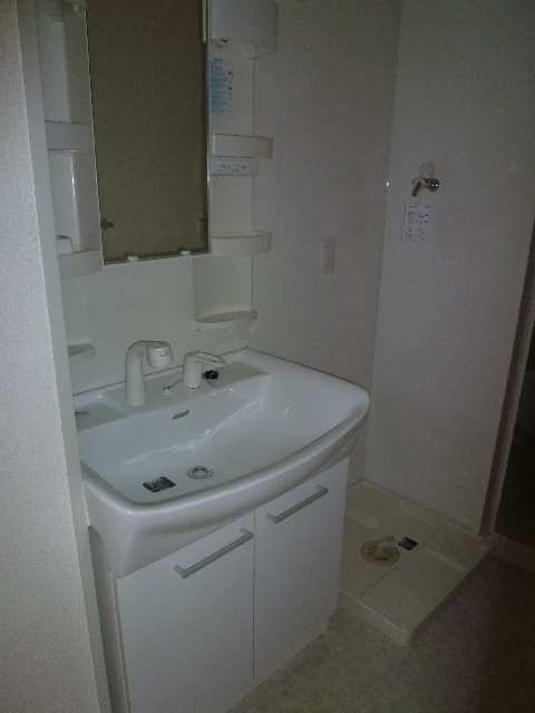 洗面設備　＊同型タイプ室内写真です。