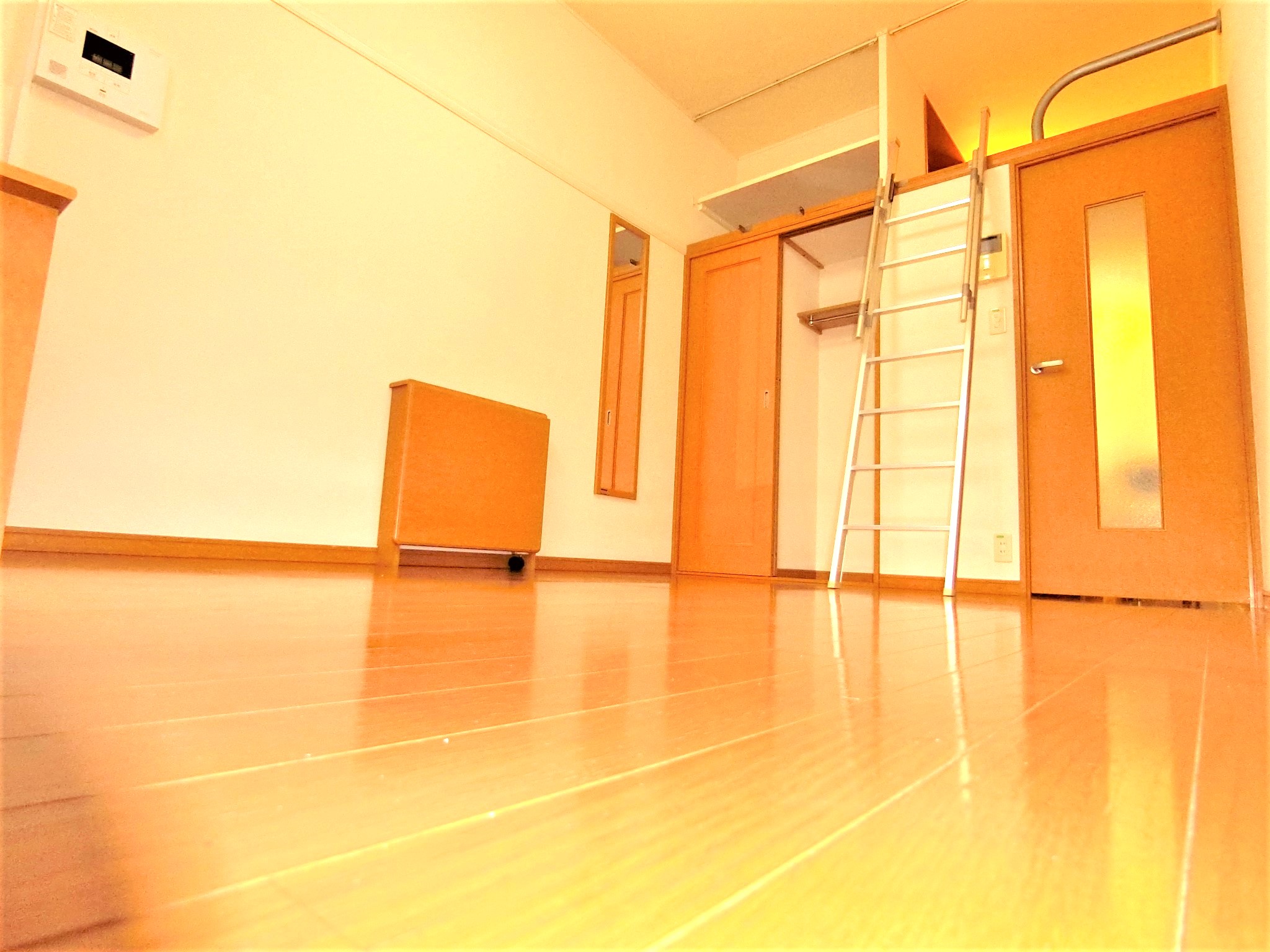 居室・リビング　上部にベッドスペース・折畳み机・クローゼット・鏡を完備です☆