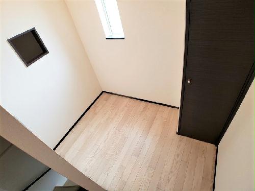 眺望　多くの物が収納可能な階段上倉庫