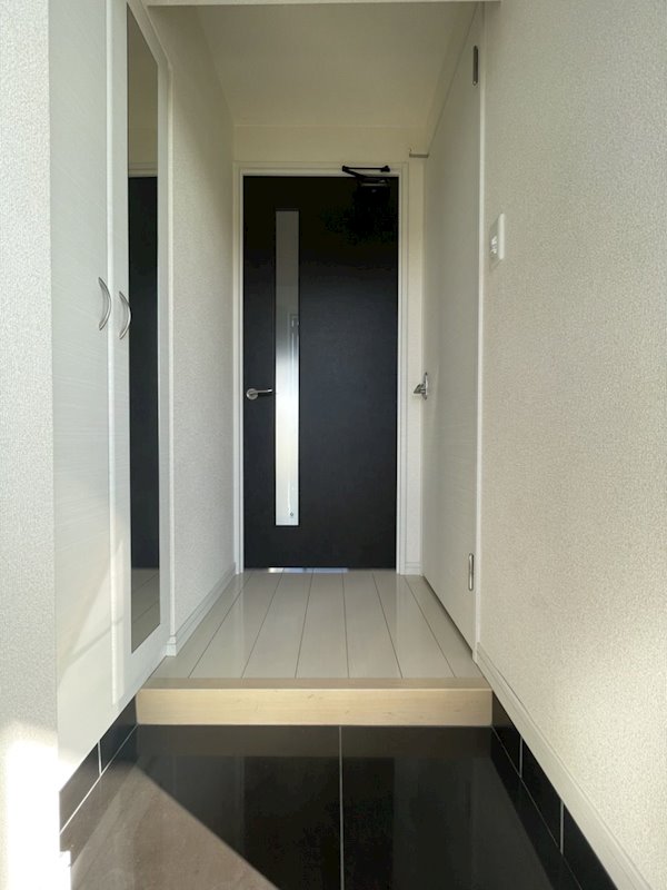 玄関　※別号室の参考写真になります。