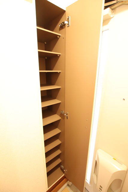 玄関　玄関の下駄箱収納