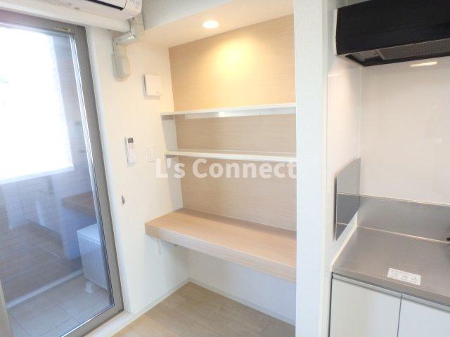 その他　机としても使える棚があります。