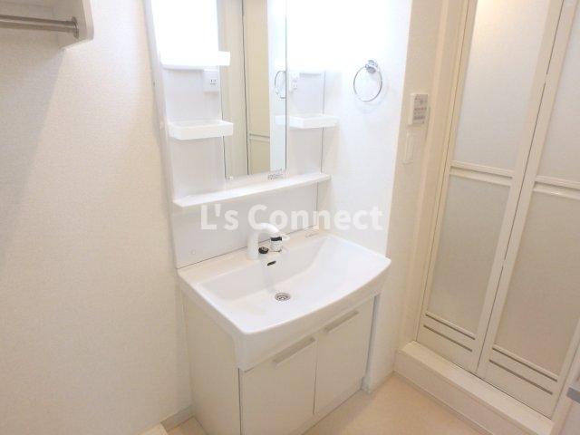 洗面設備　朝の支度もスムーズな独立洗面台。