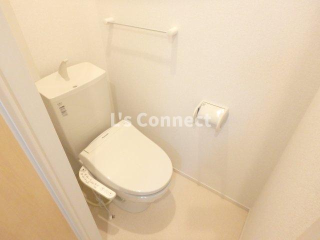 トイレ　温水洗浄便座付きのトイレ。