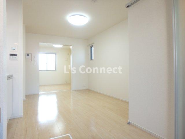 居室・リビング　角部屋で２面に窓があります。