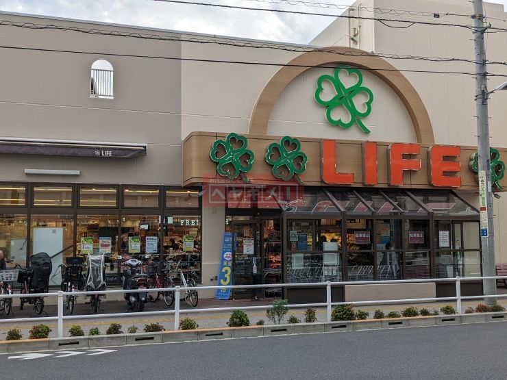 スーパー　ライフ中野新井店（スーパー）まで390m