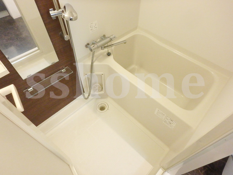 バス・シャワールーム　清潔感ある浴槽