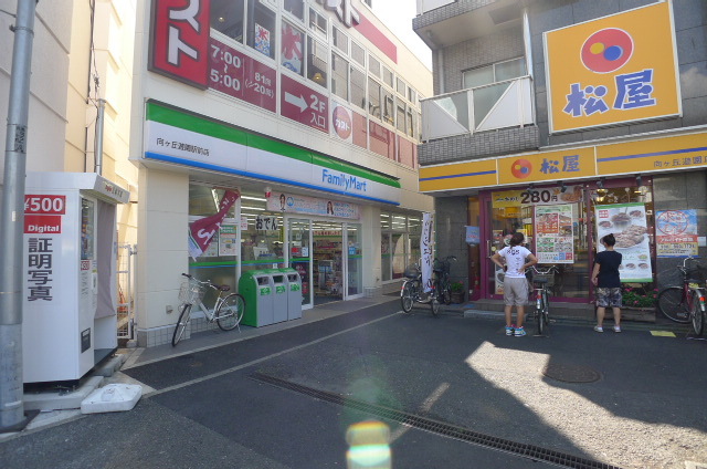 コンビニ　ファミリーマート向ヶ丘遊園駅前店（コンビニ）まで412m