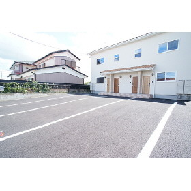 駐車場　縦列２台込み無料です♪