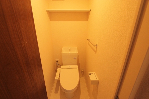 トイレ　温水シャワー付きトイレです