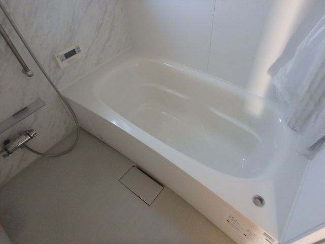 バス・シャワールーム　反転した間取りの室内写真です