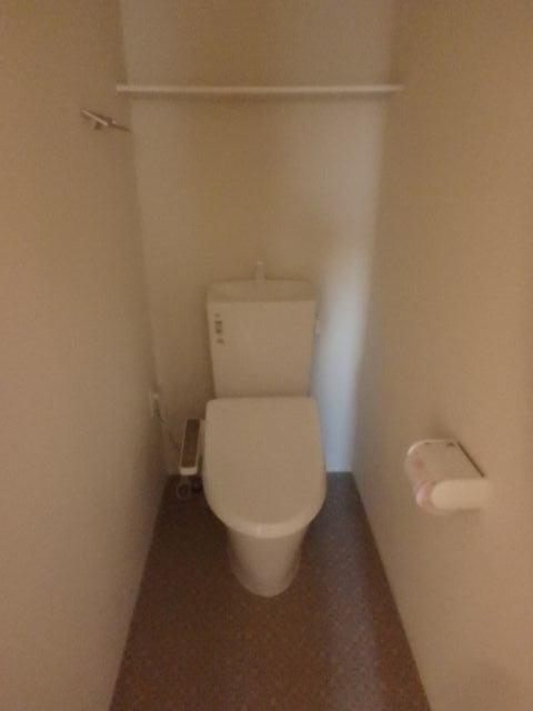 トイレ　反転した間取りの室内写真です