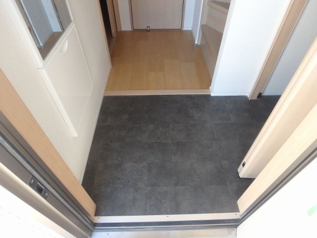 玄関　反転した間取りの室内写真です