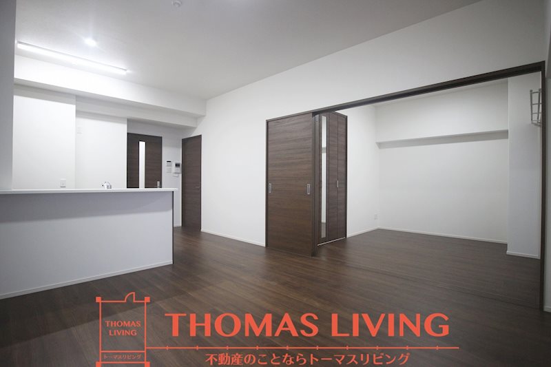 居室・リビング　床・建具ともにダークブラウンのお部屋です♪