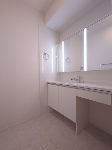 その他　3面鏡キャビネット、洗髪洗面化粧台