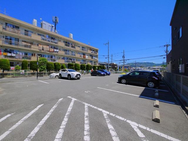駐車場　アスファルト舗装の停めやすい駐車場です。