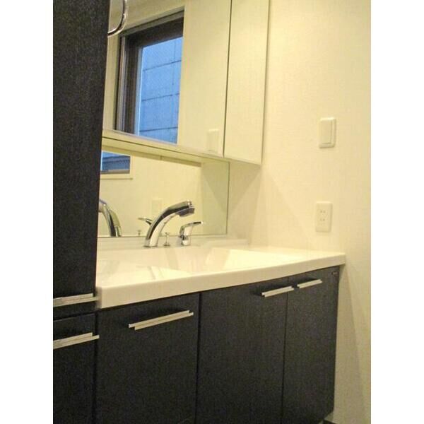 洗面設備　明るい洗面所です