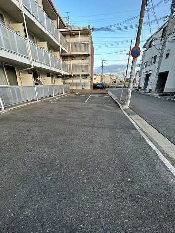 駐車場　駐車場があるので、車を買う予定の方も安心です