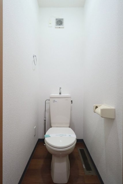 トイレ　落ち着いた色調のトイレです