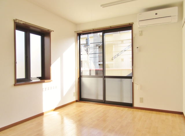 居室・リビング　２面採光で明るい室内です☆