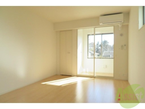 居室・リビング　南西向きで陽当り良好、８．５帖の広めの１Ｋです