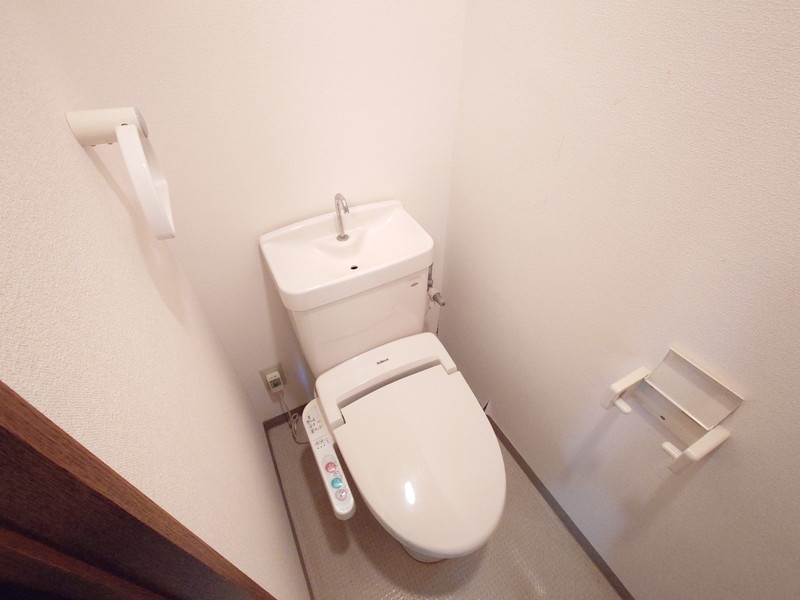 トイレ　他部屋写真　温水洗浄便座付き