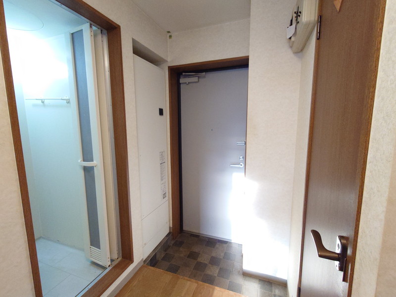 玄関　他部屋写真　玄関には電気温水器が設置されています