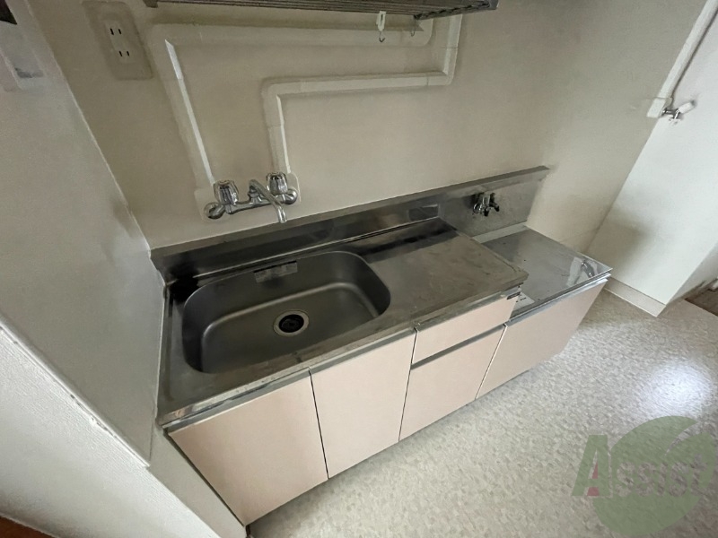 キッチン　キッチンはこちらになります。作業台もありますね。