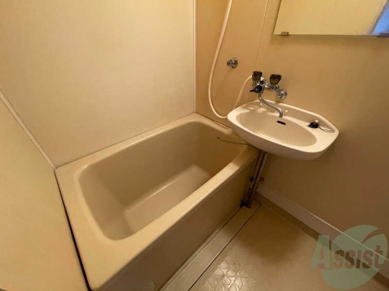 バス・シャワールーム　お風呂はこちら。１人暮らしにはピッタリのサイズ感ですね！