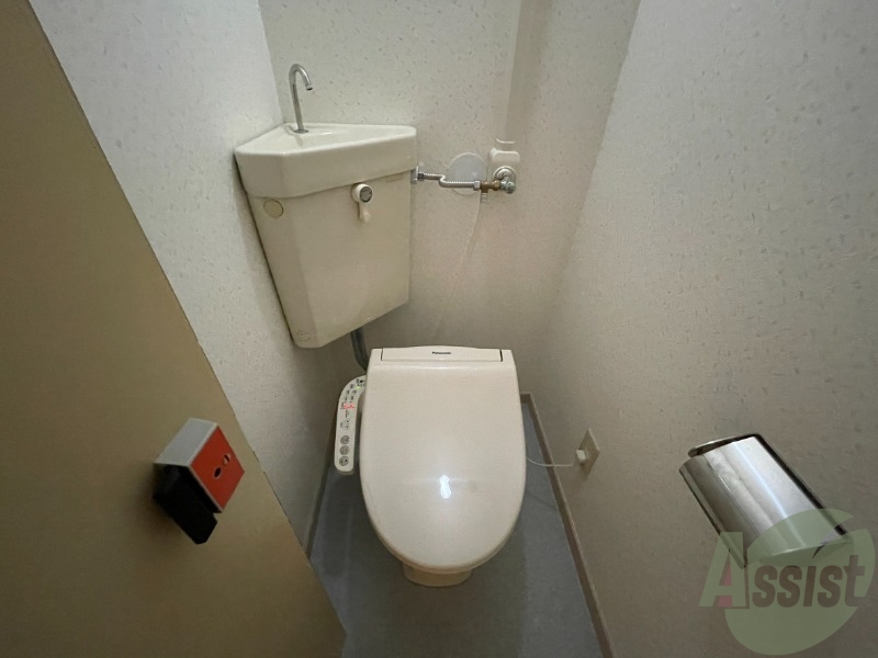 トイレ　温水洗浄便座なので快適に使用できそうですね。