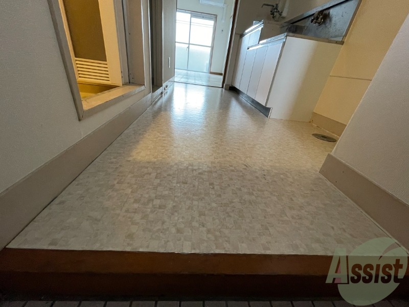 玄関　玄関から撮影しました。敷居が高くなくて安心ですね。