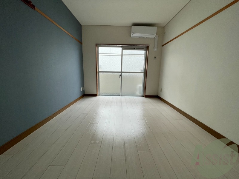 居室・リビング　こちらは７帖の洋室になります。クロスも新しいですね。