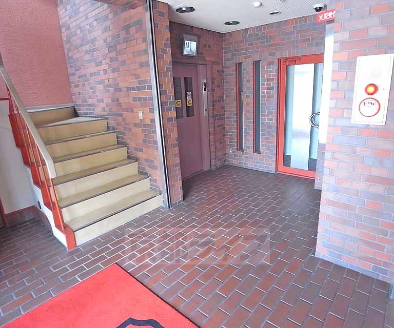 ロビー　内部まで赤レンガで徹底されています。