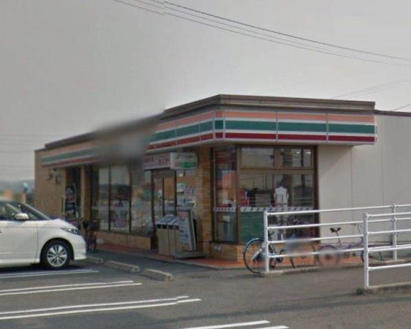 コンビニ　セブンイレブン（コンビニ）まで946m