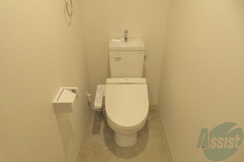 トイレ　シンプルかつオーソドックスでキレイな新品トイレです。