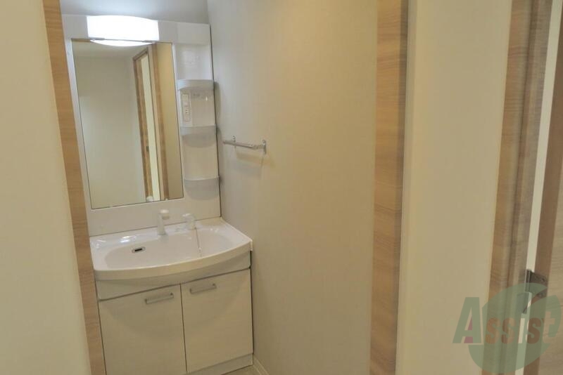 洗面設備　洗面はこちらです。棚も付いていて片付けも困らなそうです。