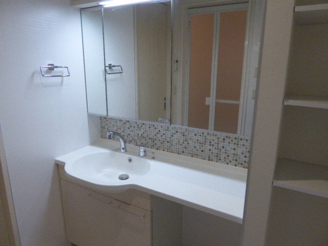 洗面設備　２０２　洗髪洗面化粧台（三面鏡）