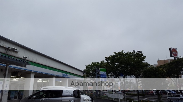 コンビニ　ファミリーマート（コンビニ）まで479m