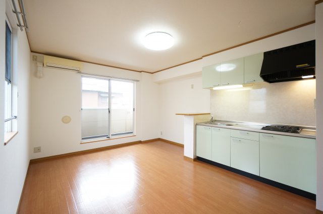 居室・リビング　※同タイプの写真になります。（中部屋は小窓無し）