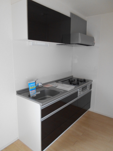 キッチン　システムキッチン（３口ガスコンロ付）完備
