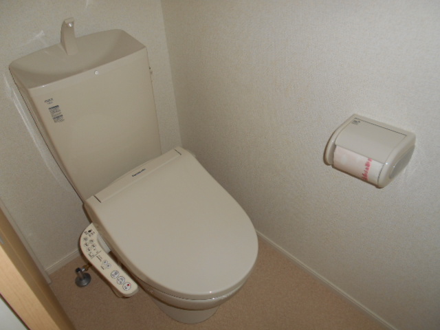 トイレ　温水洗浄便座完備・小物収納棚あり