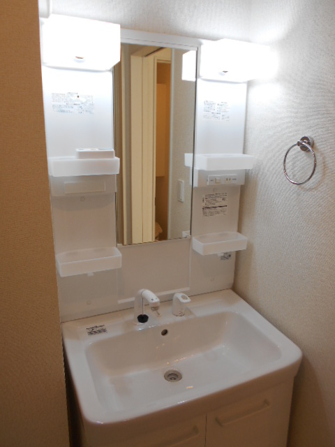 洗面設備　シャワー付洗面化粧台・屋内洗濯機置場完備