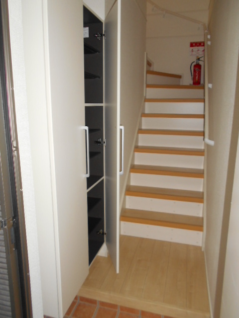 玄関　天井高シューズクローゼット完備