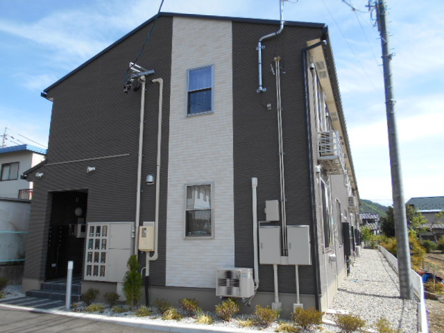 建物外観　建物玄関側（北面）を北北西方向より撮影