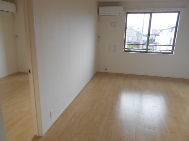 居室・リビング　西面リビング（エアコン完備）・西面寝室（洋室・６．０畳）