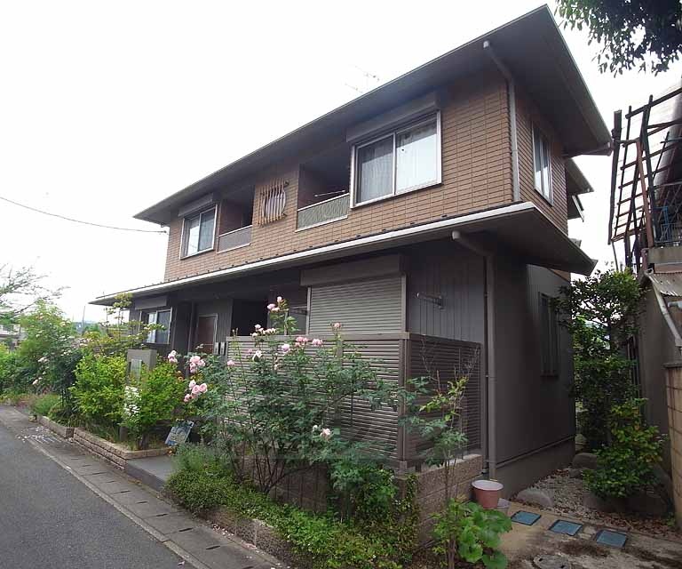 建物外観　バラが綺麗な外観ですね。