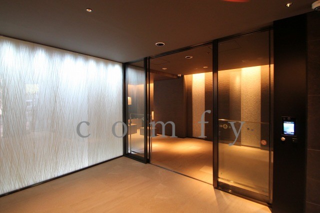 エントランス　オートロック付きエントランス